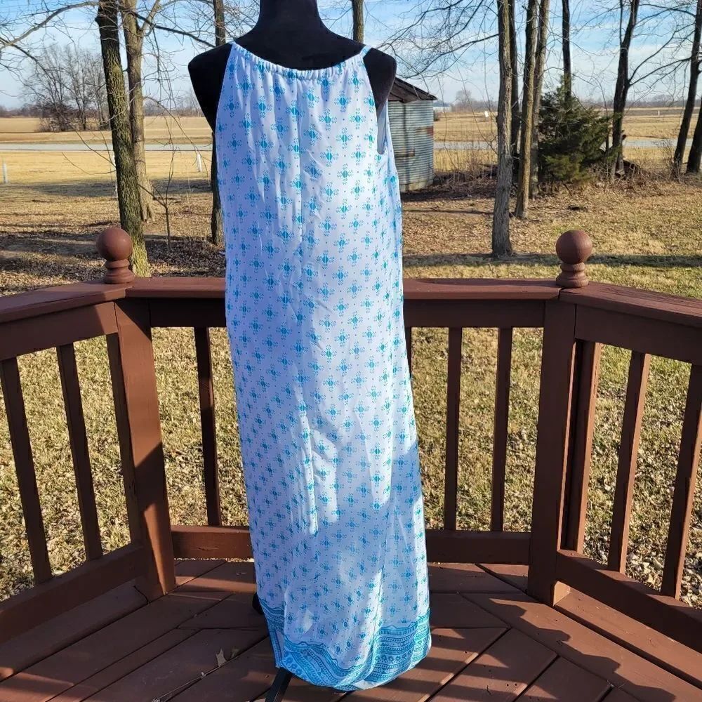 Old Navy White Blue Sleeveless Split V-Neck Geometric Print Shift Dress Size S